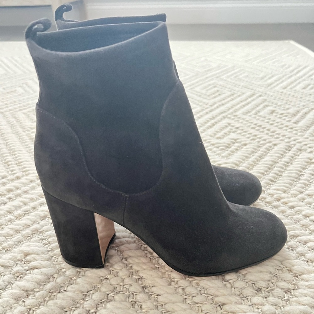 Gianvitto Rossi Black Suede Bootie - size 38 1/2 Excellent Condition